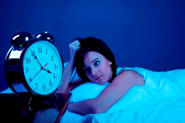 Dormir mal pode resultar em dores de cabeça durante o dia 